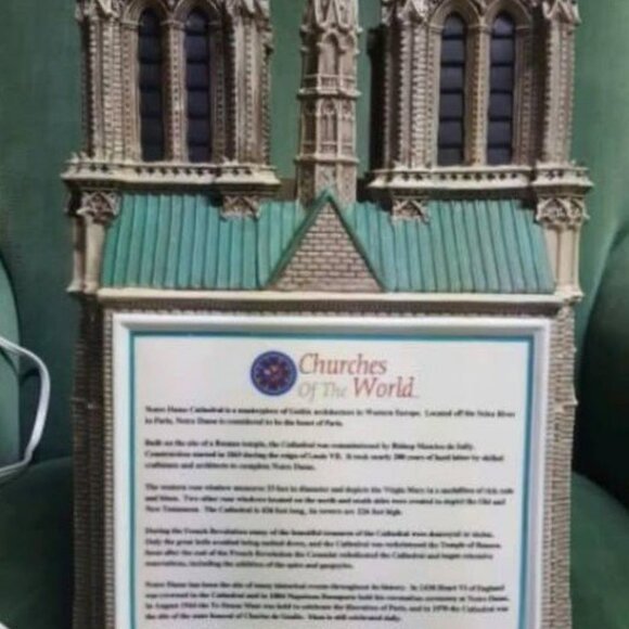 Department 56 Notre Dame Paris (retired) - Picture 3 of 5